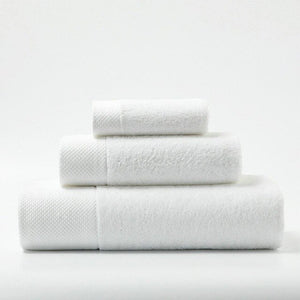 set of 3 luxury towels in different sizes in white colour